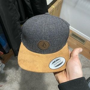 Men’s flat bill volcom cat